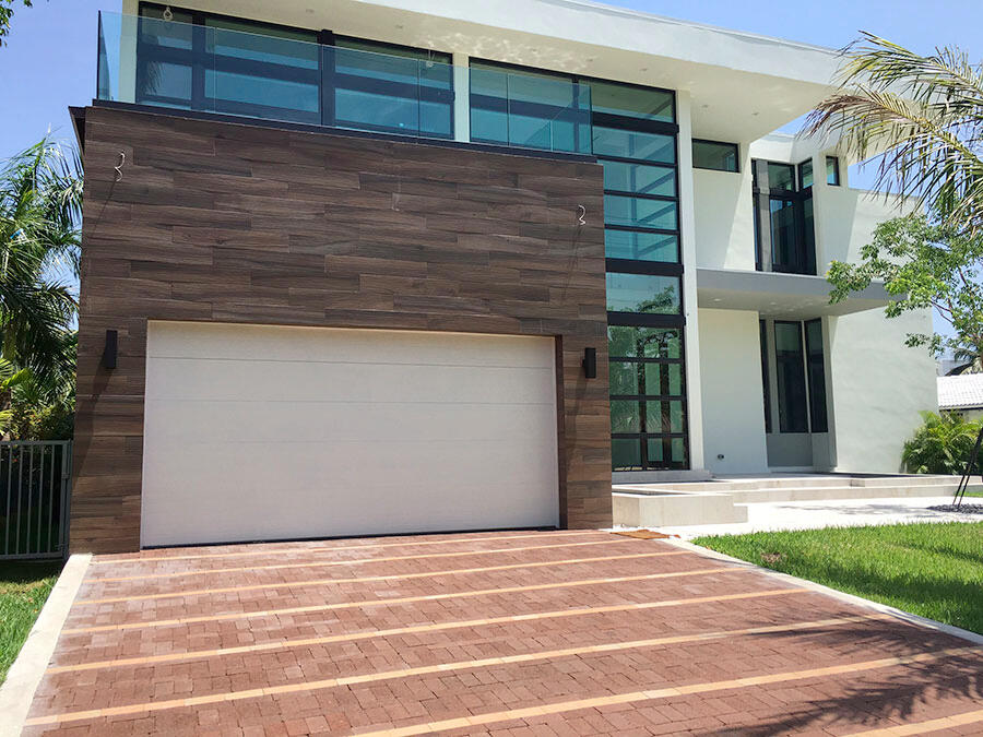 Residential garage door repair in South Florida